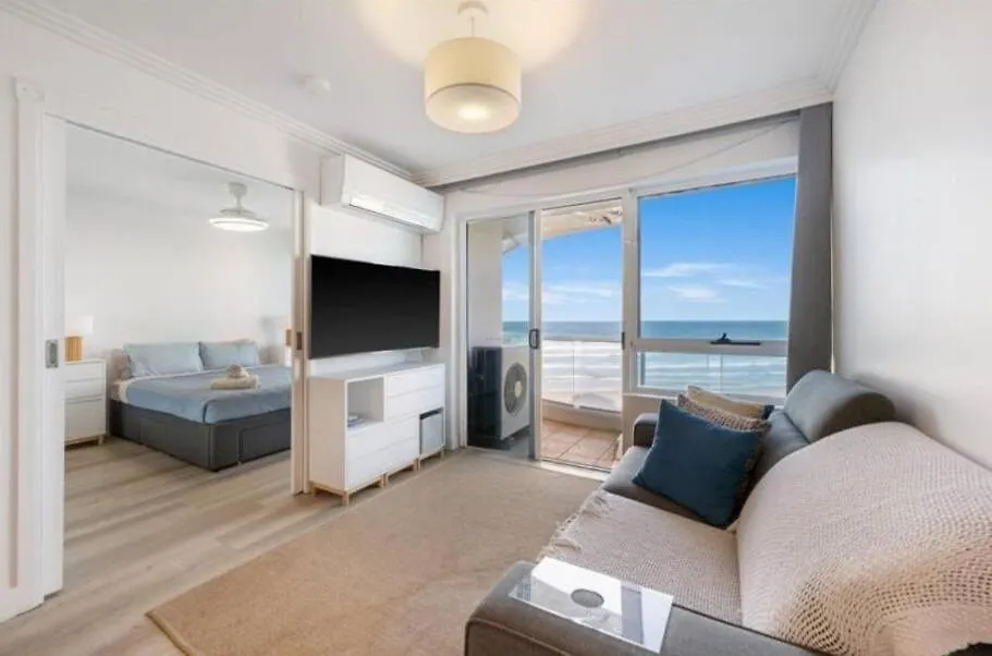 Premium Top Floor Oceanfront Unit In Regency On The Beach 705 Голд-Кост